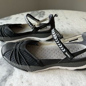 Jambu Iris - Vegan Black/White